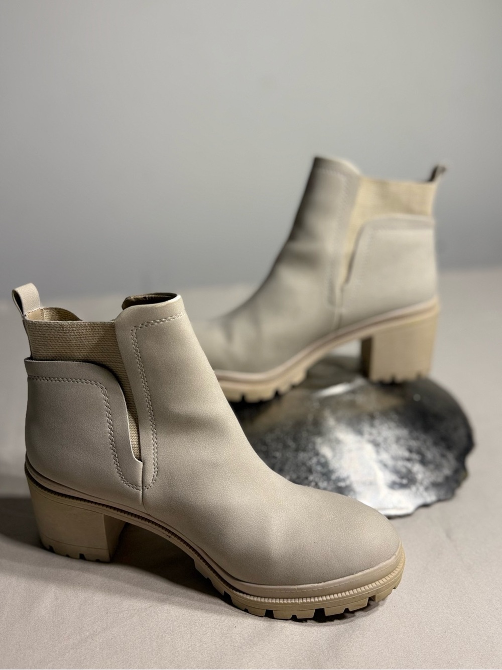 Jellypop Chelsea Ankle Boots Women’s 8.5 Cream Ivory Lug Sole Block Heel